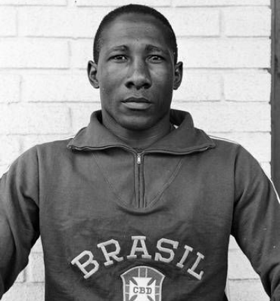 Is Djalma Santos the greatest Brazilian full back of all time? If not then who is? 💭🇧🇷