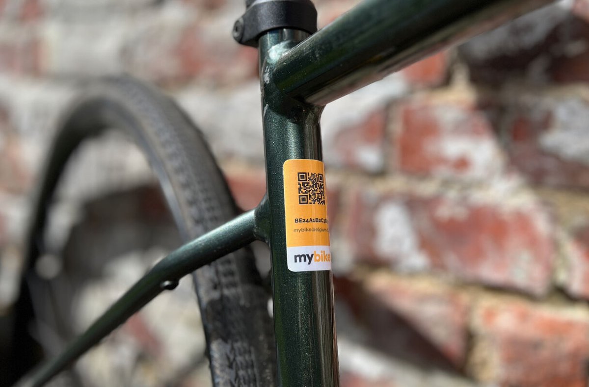 Vanaf vandaag is mybike in heel België actief in de strijd tegen fietsdiefstal, met een unieke QR-code op je fiets en een centrale databank. Via mybike.belgium.be/nl kan je eenvoudig je fiets registeren en identificeren. Meer info: vrt.be/vrtnws/nl/2024… Foto: mybike