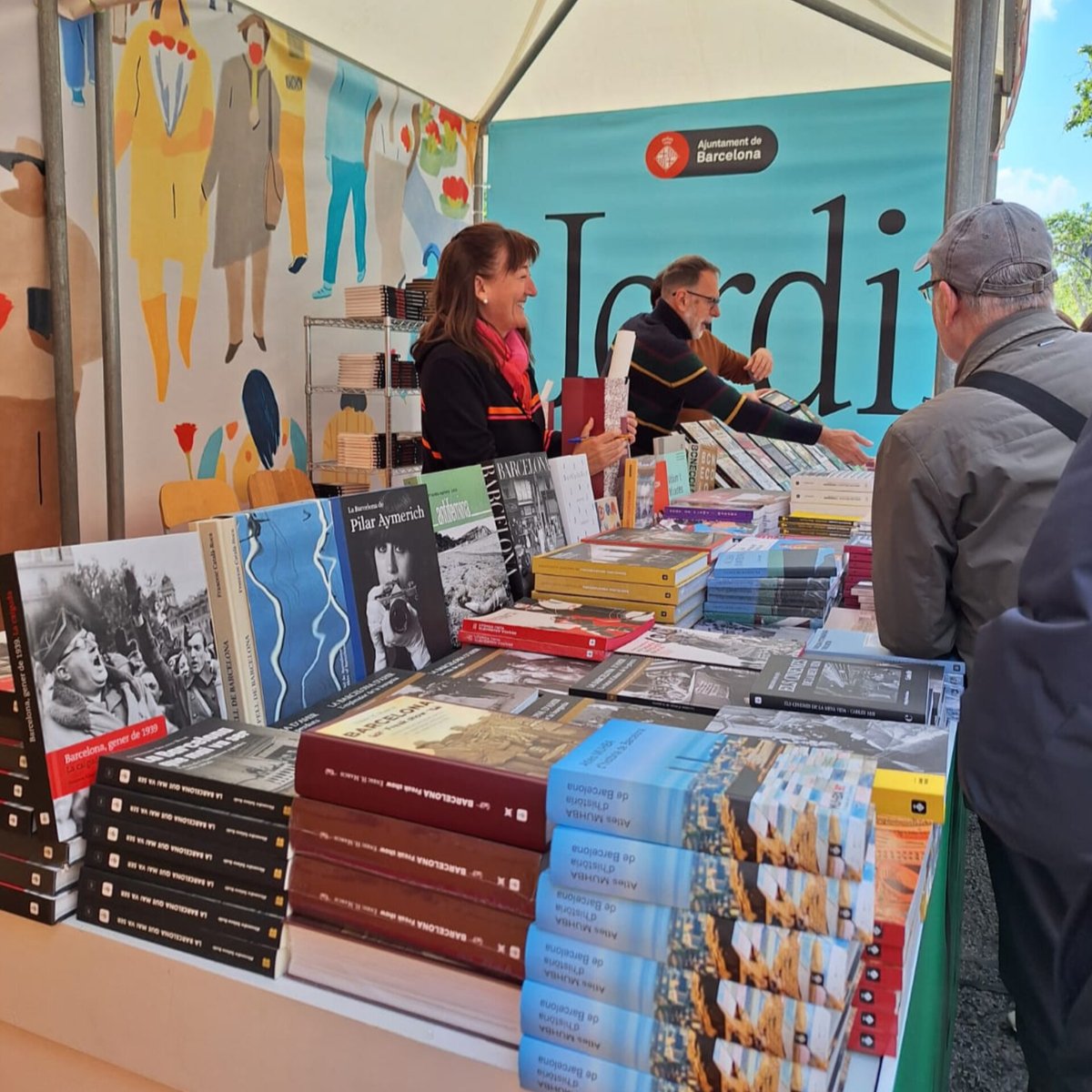 Feliç diada de Sant Jordi! El nostre dia preferit de l’any 📚🌹📚 Mireu com llueix la nostra parada de llibres 😍🌟 Us esperem al Passeig de Gràcia, entre Rosselló i Provença. Avui amb tots els llibres amb 10 % de descompte 😉 Veniu a visitar-nos! 🤗 #SantJordiBCN