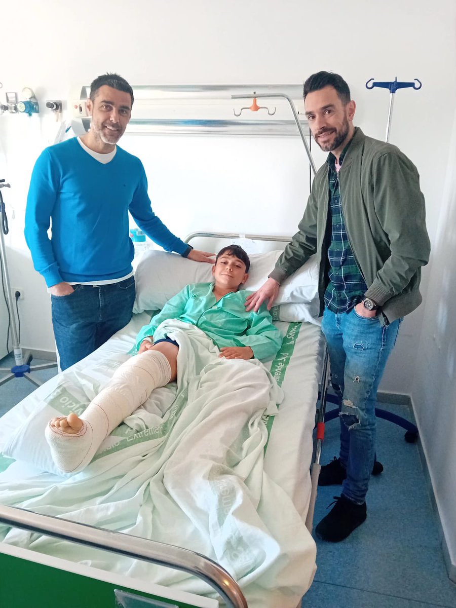 CDBLaAcademia's tweet photo. 🏥 Javier, nuestro jugador del Infantil C, se recupera favorablemente tras haber sido operado con éxito de su rotura de tibia. 🦴

🫂¡Mucho ánimo y un fortísimo abrazo, Javier!🤍🖤

⚽️ ¡Pronto te veremos otra vez dándolo todo en el terreno de juego! 💪🏼 https://t.co/vzGhCYObvW
