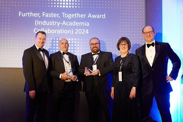 Innovation and Entrepreneurship Award for University of Edinburgh and Nuvectis – we have now received a photograph of the winning team🙂 (courtesy of @CR_Horizons). Read the full story on our website: ed.ac.uk/cancer-centre/…