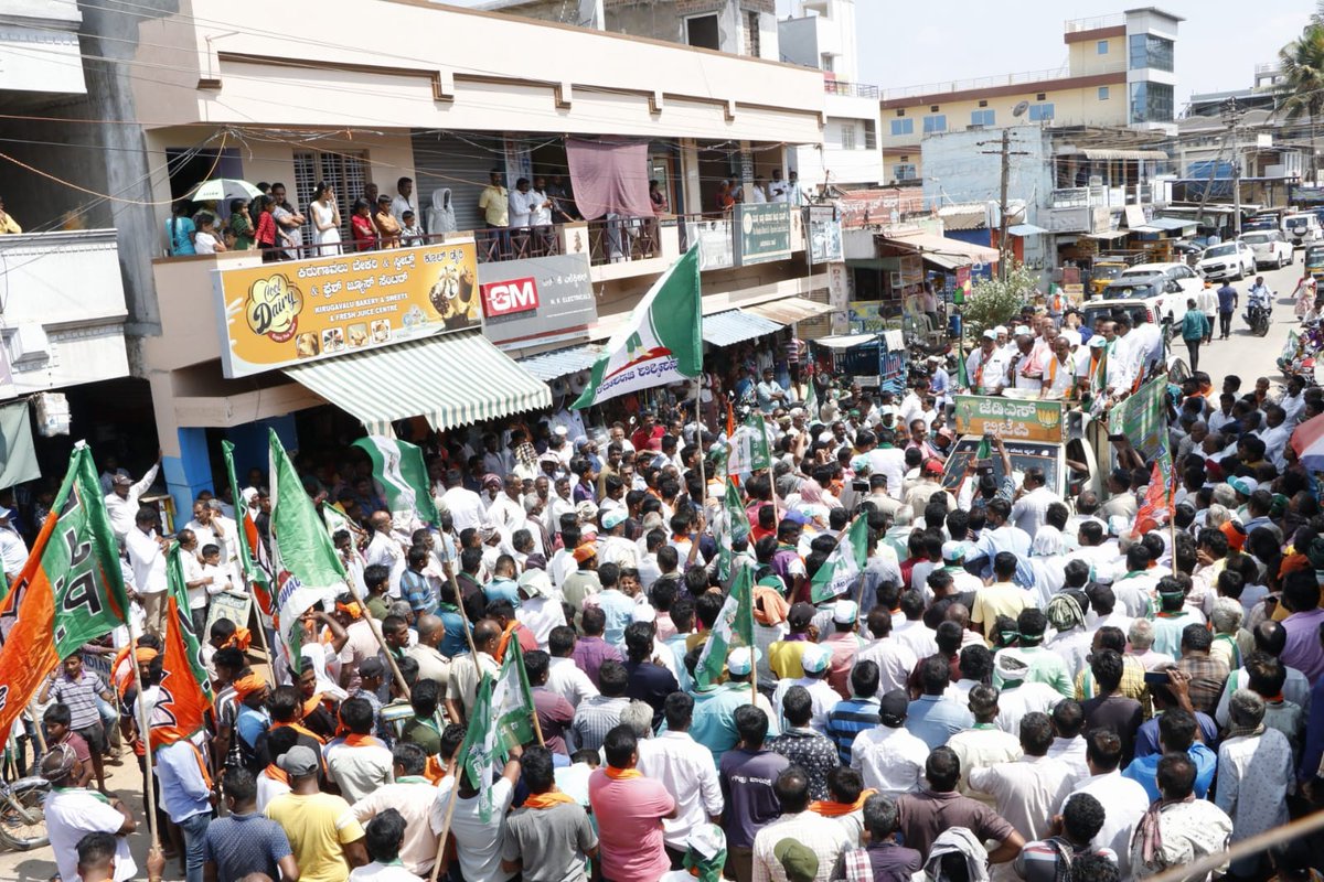 ಮಂಡ್ಯ ಲೋಕಸಭೆ ಕ್ಷೇತ್ರದ ಮಳವಳ್ಳಿ ವಿಧಾನಸಭೆ ಕ್ಷೇತ್ರದ ಕಿರುಗಾವಲುನಲ್ಲಿ ಚುನಾವಣಾ ಪ್ರಚಾರ ನಡೆಸಲಾಯಿತು. ಮಾಜಿ ಶಾಸಕರಾದ ಡಾ.ಕೆ.ಅನ್ನದಾನಿ ಅವರ ನೇತೃತ್ವದಲ್ಲಿ ನಡೆದ ರೋಡ್ ಶೋ, ಪ್ರಚಾರ ಸಭೆಯಲ್ಲಿ ಮಾಜಿ ಸಚಿವರಾದ ಶ್ರೀ ವೆಂಕಟರಾವ್ ನಾಡಗೌಡ, ಮಾಜಿ ಶಾಸಕರಾದ ಶ್ರೀ ದೊಡ್ಡಪ್ಪಗೌಡ ಪಾಟೀಲ್ ಸೇರಿದಂತೆ ಮೈತ್ರಿ ಪಕ್ಷಗಳ ಅನೇಕ ನಾಯಕರು,…