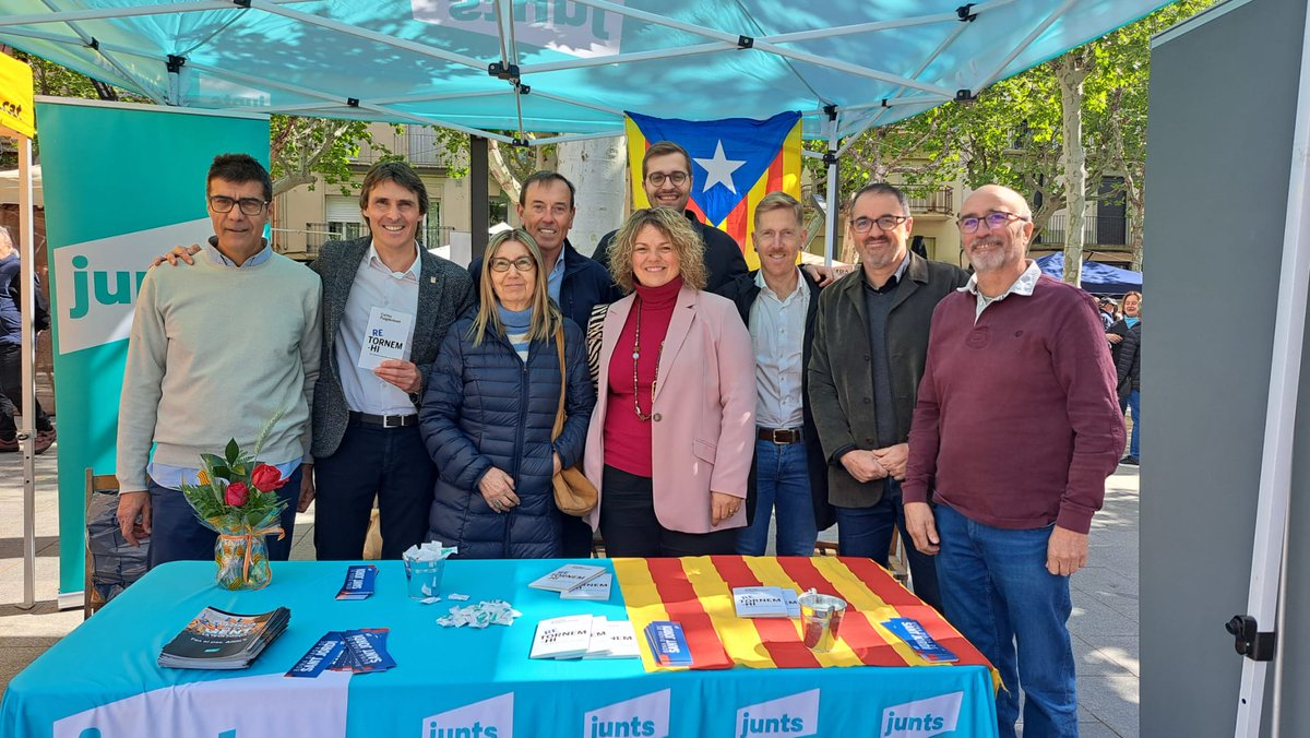 📚🌹 El cap de llista, @vadorverges, inicia la #DiadaSantJordi2024 a la parada d'Olot, acompanyat del candidat @ftenc, l'alcalde, @PepBergaVayreda, els regidors @AgustiArbos, @Aniol_SA i @IMMAMUDI, l'alcalde de Sant Jaume, @JORDICARGOLCROS i el regidor de Santa Pau, @graboignasi