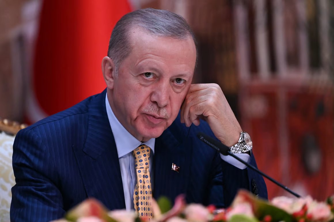 Erdoğan: “Türkiye'nin yenilikçi ve özgürlükçü bir anayasaya kavuşma zamanı gelmiştir. Sayın Özel'in ziyaretinin gerçekleşmesi hâlinde bunları konuşarak böyle bir adımı atabileceğimizi kendisine teklif etmekten daha doğal bir şey olmaz.”