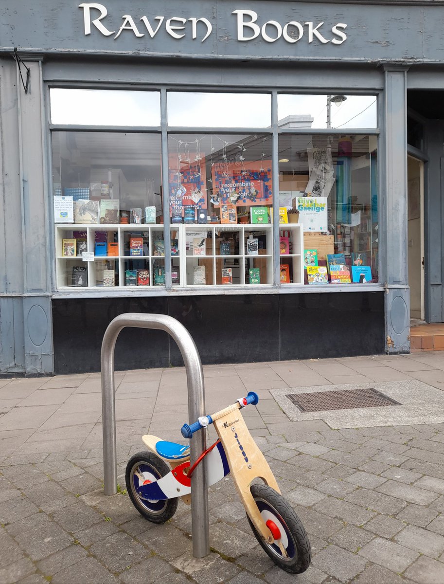 I am never not enchanted by this little bike, a regular fixture outside the siopa