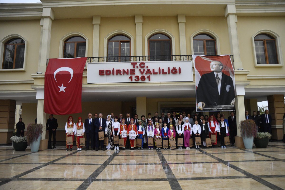 📍 23 Nisan Ulusal Egemenlik ve Çocuk Bayramı dolayısıyla 8 Balkan ülkesinden ve komşu illerimizden gelen öğrencilerimiz, Valimiz Yunus Sezer’i ziyaret etti ⤵️