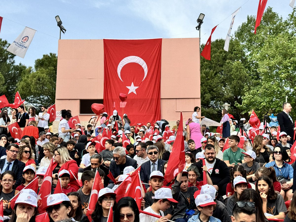 Bugün 23 Nisan, neşe doluyor insan.🎈
<a href="/Tubitak/">TÜBİTAK</a> <a href="/TubitakBIDEB/">TÜBİTAK BİDEB</a> 18. Ortaokul Öğrencileri Araştırma Projeleri Sergisi için Aydın, Denizli, İzmir, Manisa, Muğla ve Uşak illerimizden gelen öğrencilerimizle birlikte
Bilime biraz ara verdik ve Denizli’de 23 Nisanı kutlamalarına katıldık