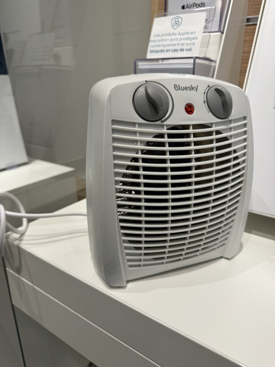 Bobitaupe's tweet photo. Il fait 15° dans la boutique, on a du acheter un chauffage d’appoint car ils veulent pas faire réparer le chauffage https://t.co/63lwXgMs3B