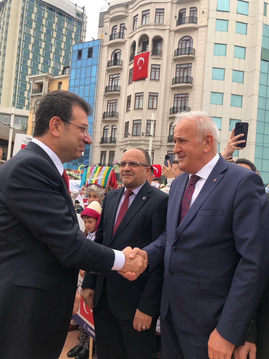 mehmetkugutr's tweet photo. Atamızın dünya çocuklarına armağan ettiği bu özel günü kutlamak üzere Taksim Cumhuriyet Anıt’ındaki törene teşkilatımızla birlikte katıldık.
 
23 Nisan Ulusal Egemenlik ve Çocuk Bayramı kurlu olsun. https://t.co/mogli86446