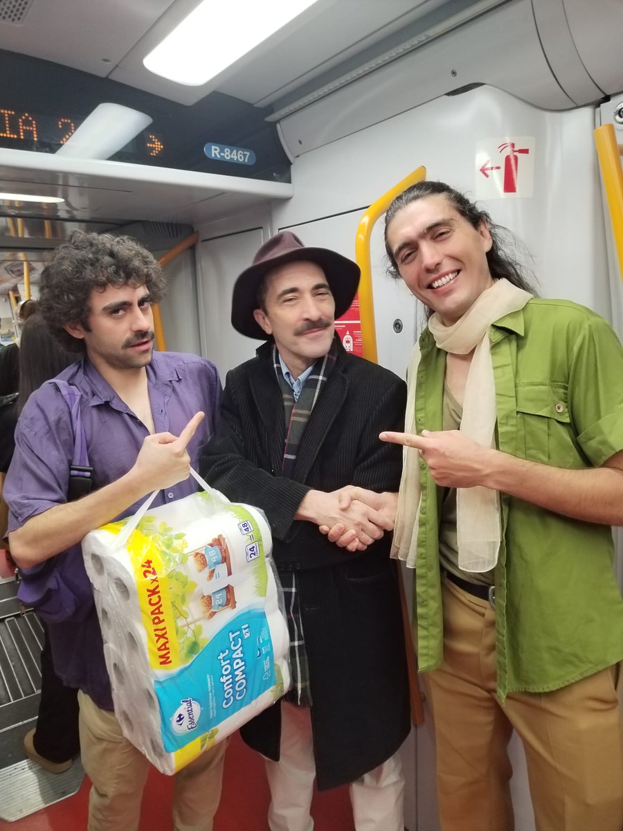 Estos dos individuos de los extremos son "Los Martín en el metro" y están hoy haciendo funciones hasta las 13.00.
Teatro absurdo en <a href="/metro_madrid/">Metro de Madrid</a>