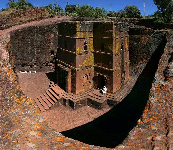 For #StGeorgesDay, this is a church dedicated to the man carved out of the rock at Lalibela (🇪🇹). It's one of 11 at the site and legend says it was built after St George came to the king in a dream. 🔗 to research on the site from 2021 (£) buff.ly/3sTviKe