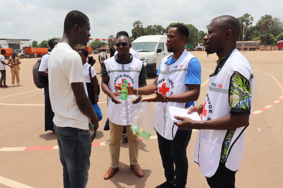 Côte D'Ivoire: Une journée d'initiation aux gestes de premiers secours en faveur de la population à #Ferkessédougou et de sensibilisation sur les activités et la mission de la Croix-Rouge. Organisée par le comité local de @CroixRouge225 et le @CICR_Afrique