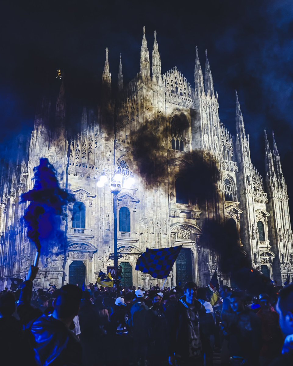 🟦 Dün gece her yer mavi-siyahtı. ◼️ 💥🔥 Duomo di Milano 🔵⚫