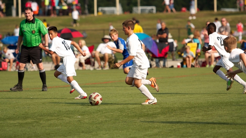 💬 ''When parents shout excessively from the sidelines, it can create a sense of pressure on the young players. This pressure can cause them to feel nervous, anxious, and ultimately perform worse.'' #grassrootsfootball ⚽ (1/2)