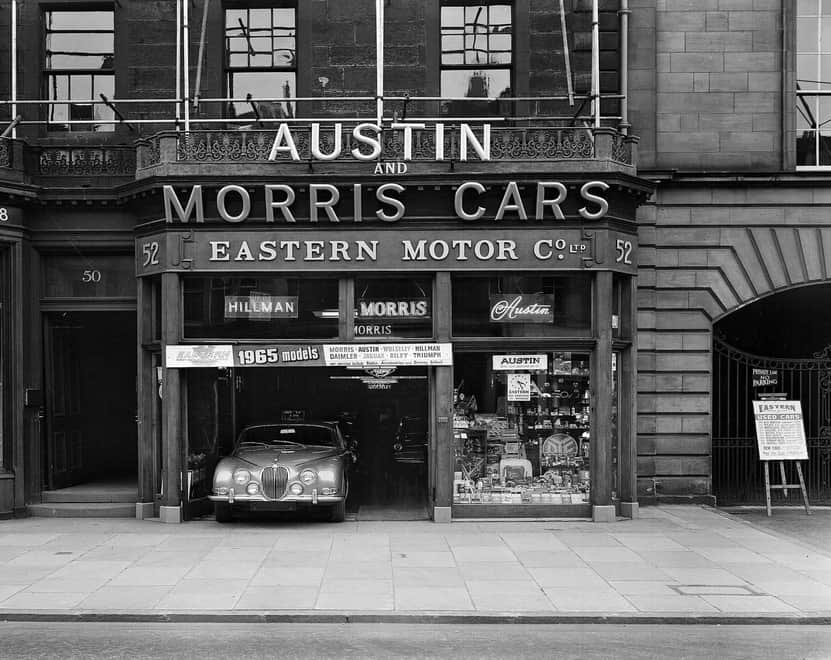 The Eastern Motor Co. Ltd sold Austin and Morris cars from their showroom in George Street in 1964. 😊