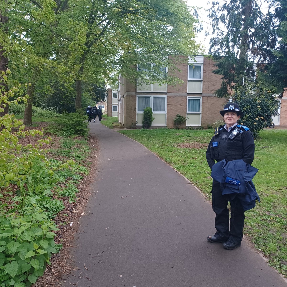 Morning VAWG patrols on Brockhurst Close engaging with students from Bentley Wood School. We will soon be arranging another clear up of the wooded area to make it safer for students, residents and commuters. #VAWG #saferstreets