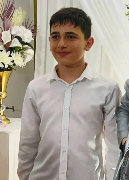 Bugün #23Nisan 'Çocuk Bayramı'. Baran G., 16 yaşında, moto kurye. Efe Demir, 17 yaşında, montaj işçisi. Azat Erenuluğ, 17 yaşında, tornacı. Arda Tonbul, 14 yaşında, MESEM stajyeri. @isigmeclisi 'nin verilerine göre son 10 yılda 689 çocuk işçi iş cinayetlerinde hayatını kaybetti.