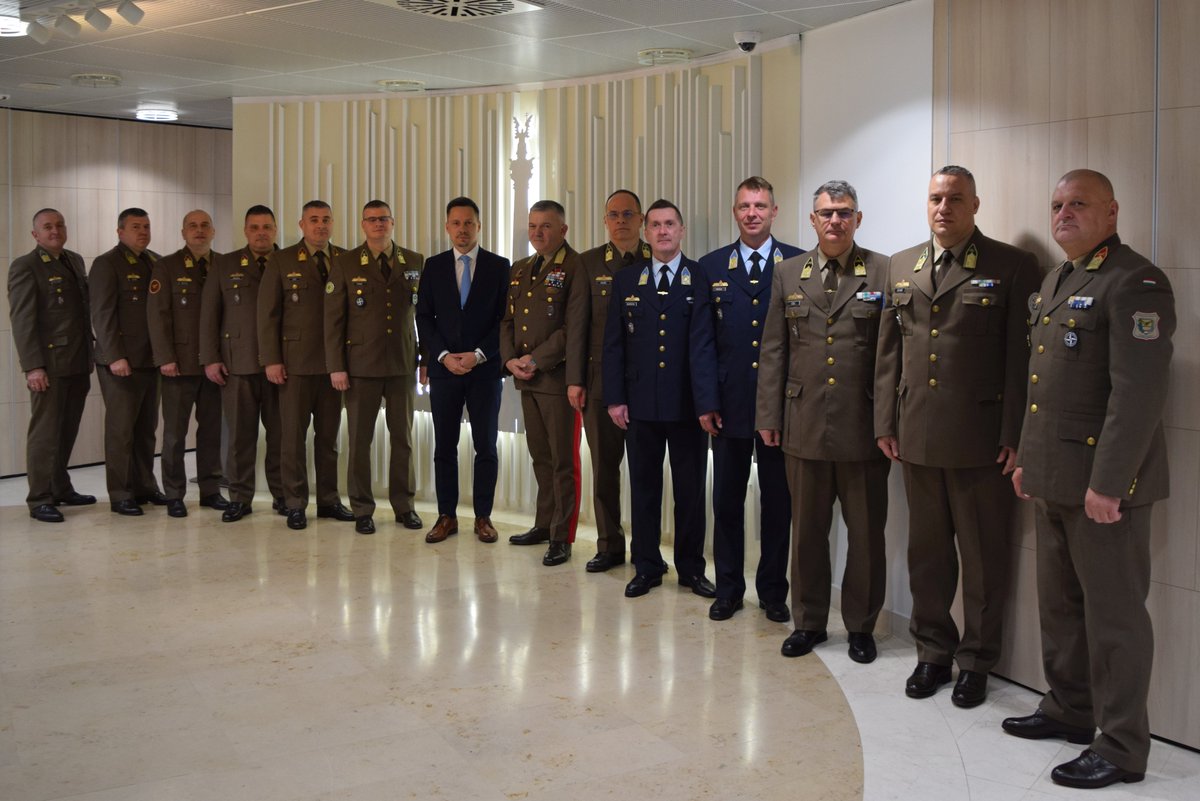 A valuable opportunity to exchange findings and discuss current 🇪🇺 #militaryaffairs! Today, Ambassador Levente Bánfalvi greeted honourable guests from the Military Leadership programme of @uni_nke 🎖️