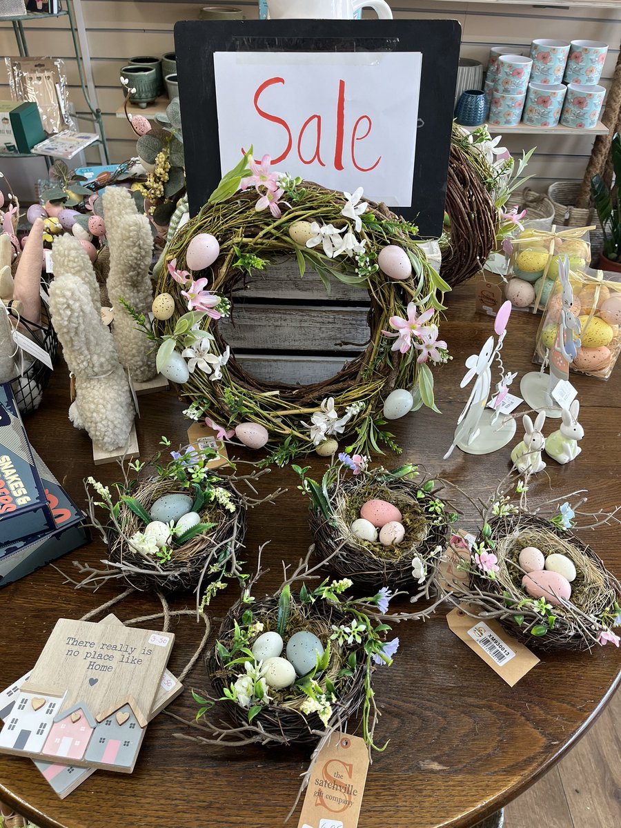 One of the town’s Hidden Gems 🌸🌼 We had a sneak peak at the garden of The Odd Clock Cafe last week & what a transformation! Great work Lisa & team 👏@BloomMelton #melton #meltonmowbray #hiddengems #garden #alfresco #inbloom