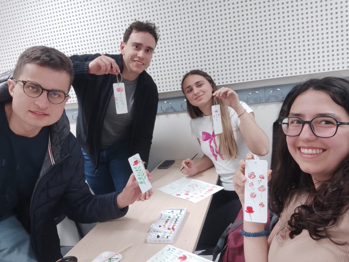 PolyphenolR's tweet photo. 🔵Feliç diada de Sant Jordi! 🌹
Ahir alguns membres de l'equip vam participar al Taller d'aquarel·la floral per fer uns marcapàgines #SantJordiUB | 🐉📖
Gràcies a @Dret_UB @UniBarcelona per l'organització.
#DiadaDeSantJordi #TallerDart #Aquarel·la #CulturaUB #ComunitatUB https://t.co/cleyfzA373