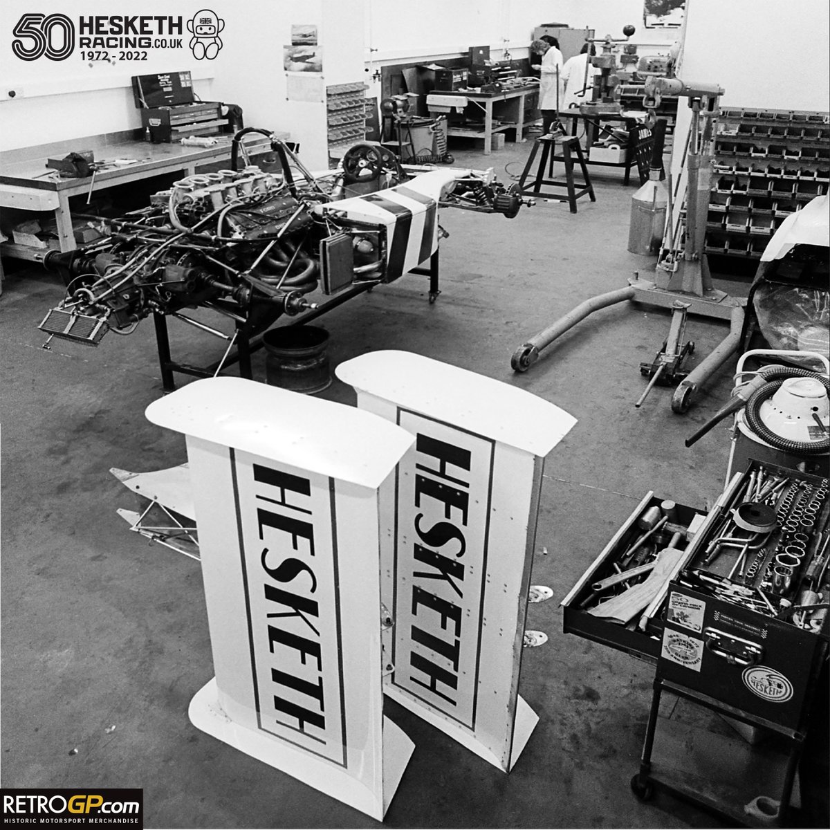 WHERE THE MAGIC HAPPENED
The Hesketh 308 is worked on at HQ. In the old stables, Easton Neston, Towcester. Late April 1974.
bit.ly/HeskethRacing_…
#HeskethRacing #jameshunt #HeskethBear