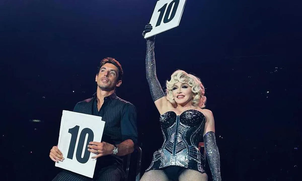 lascriticast's tweet photo. 🌟ENTRETENIMIENTO🇲🇽 : ¡Sorpresa en el concierto de Madonna en CDMX! El aclamado actor mexicano Alberto Guerra se une a la reina del pop en una noche inolvidable. 🎤✨#MadonnaEnMexico #AlbertoGuerra #Música  #AlbertoGuerra #Madonna  #ReEditionMagazine #NoEsTuAsunto #lascriticast https://t.co/QtVKE0fNgQ