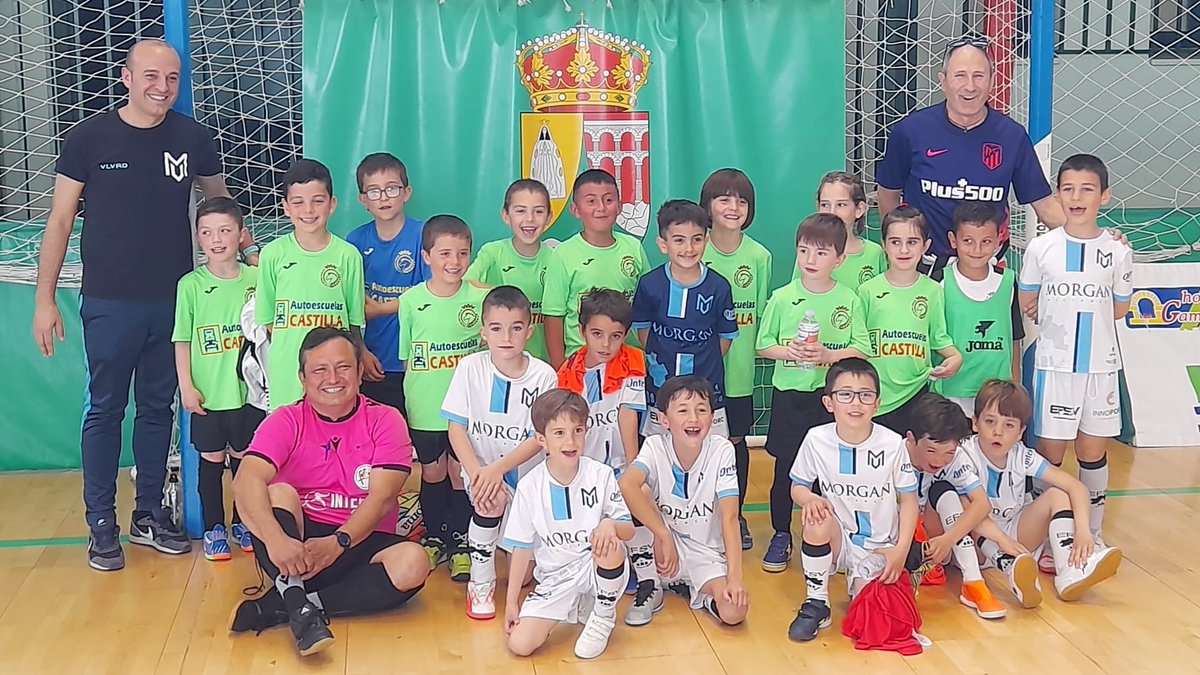 rcuellarfs's tweet photo. #CanteraRacingCuéllar
Nuestro prebenjamín jugó la pasada jornada en Valverde del Majano, donde el equipo local ganó por 5-3. Así posaban los dos equipos y el árbitro. Nos encanta ver cómo los pequeños disfrutan del deporte y del #FútbolSala.
#Cuéllar #futsal #SoyDelRacingCuéllar https://t.co/aP5SnroOg4