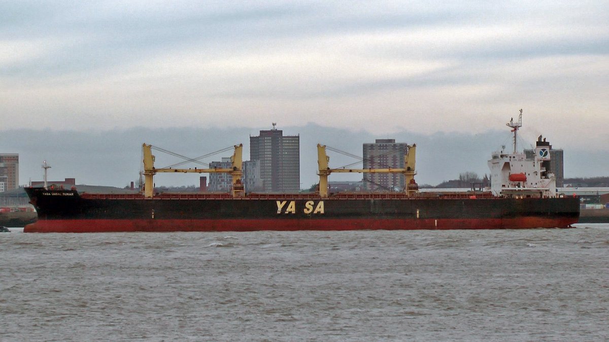 Bulk carrier Yasa Unsal Sunar exiting Dock then turning northbound with the help of tug VB Elbe. Some details about Yasa Unsal Sunar:- IMO number 9396206, Flag Marshall Islands, Length Overall (m) 190, Beam (m) 32, Year of Build 2007. Video:- youtu.be/un5XF4h4yG4