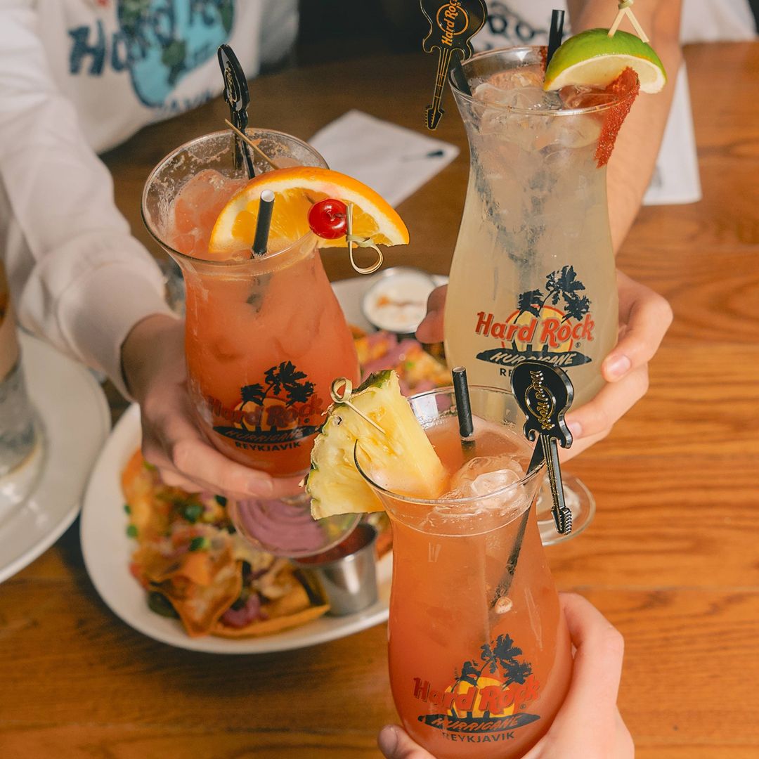 Raise your glasses🍹 What are y'all's go-to cocktails?