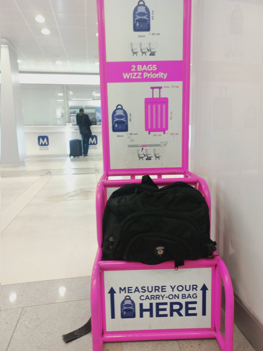 Pedjijatar's tweet photo. Često me pitate za dimenzije ručnog prtljaga. #WizzAir (to jest zemaljski opslužilac #SkyPartner) je danas na letu iz Beograda W64105 za Memingen primorao @Milan12303363 da za ovaj ruksag koji staje u frejm plati doplatu za priority prtljag od 5.100din! 😡✈️ https://t.co/fRlLSc3m2x
