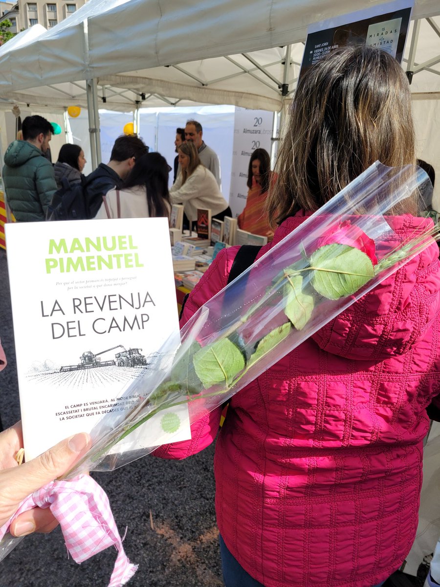 Llegar a la mesa de @AlmuzaraLibros en pleno Paseo de Gracia, el mejor escaparate del #SantJordi barcelonés y encontrarme con #LaRevenjadelCamp, la edición en catalán de #LaVenganzadelCampo, adobada con la Rosa tradicional. Iré informando del día.