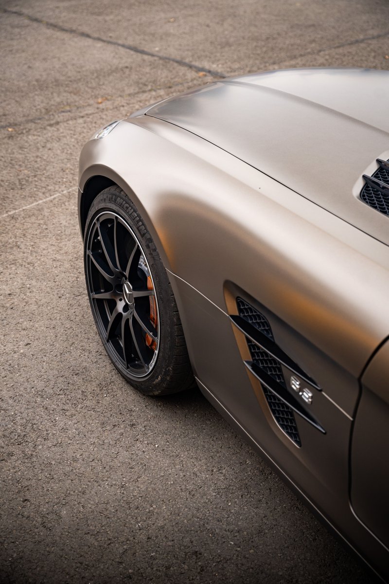 There's nothing like some gull-wing doors on a Mercedes SLS 🩶 📸 - Roger Chan #Michelin #Michelintyres #MercedesSLS