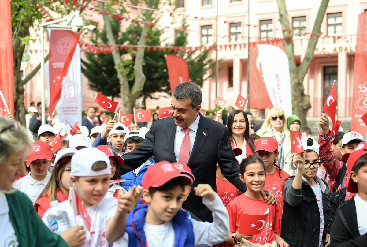 23 Nisan Ulusal Egemenlik ve Çocuk Bayramı’nda, bakanlığımızın bahçesi ve milletimizin emaneti makamımız gerçek sahipleri olan çocuklarımızla şenlendi! Bu özel günde, onların enerjisi ve neşesiyle, geleceğe umutla bakıyoruz. Geleceğimizin teminatı çocuklarımızın bayramını