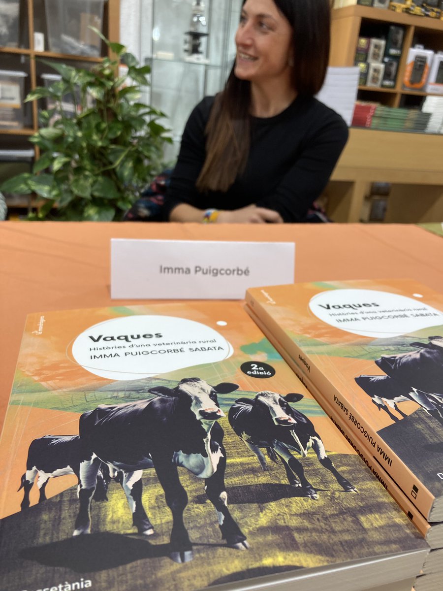 Bona Diada! 🌹📚😍 Comencem la jornada de signatures amb la Imma Puigcorbé @immaps i la seva novetat «Vaques. Històries d’una veterinària rural» editat per @Cossetania