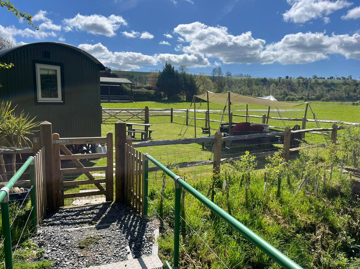 🌿 Looking for a unique countryside escape? Look no further than Splash Farm Shepherds Huts in West Sussex! 🐄

🏕 Glamping 
aroundaboutbritain.co.uk/WestSussex/150… 

#ShepherdsHuts #RuralRetreat #WestSussex #SouthDowns #CountrysideEscape #Glamping #Holiday #Family #Pets #WorkingFarm #Burpham