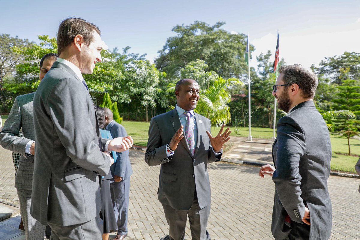 🇬🇧 Economic Counsellor Dan Wilcox paid a courtesy call on @GvnMutula @OfficialMakueni & reiterated our commitment to working w/ the County on vital renewable energy projects. He also visited the County Referral Hospital where ☀️power is being installed to ensure reliable energy