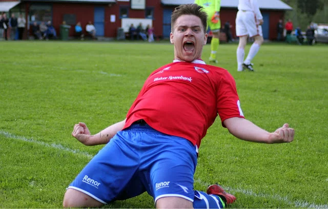 Blakerfotball's tweet photo. PER EINAR MARTILA LEGGER OPP 
Tidenes toppscorer i Blaker legger skoene på hylla. Han ender på 265 kamper og 162 mål. Etter at korsbåndet røyk i 2017 har han slitt med kneet, og i går holdt det kun noen minutter. Takk for alt du har gitt for Blaker! 💪🩷 

Bilde: @Lokalfotballen https://t.co/IuByo1ge88
