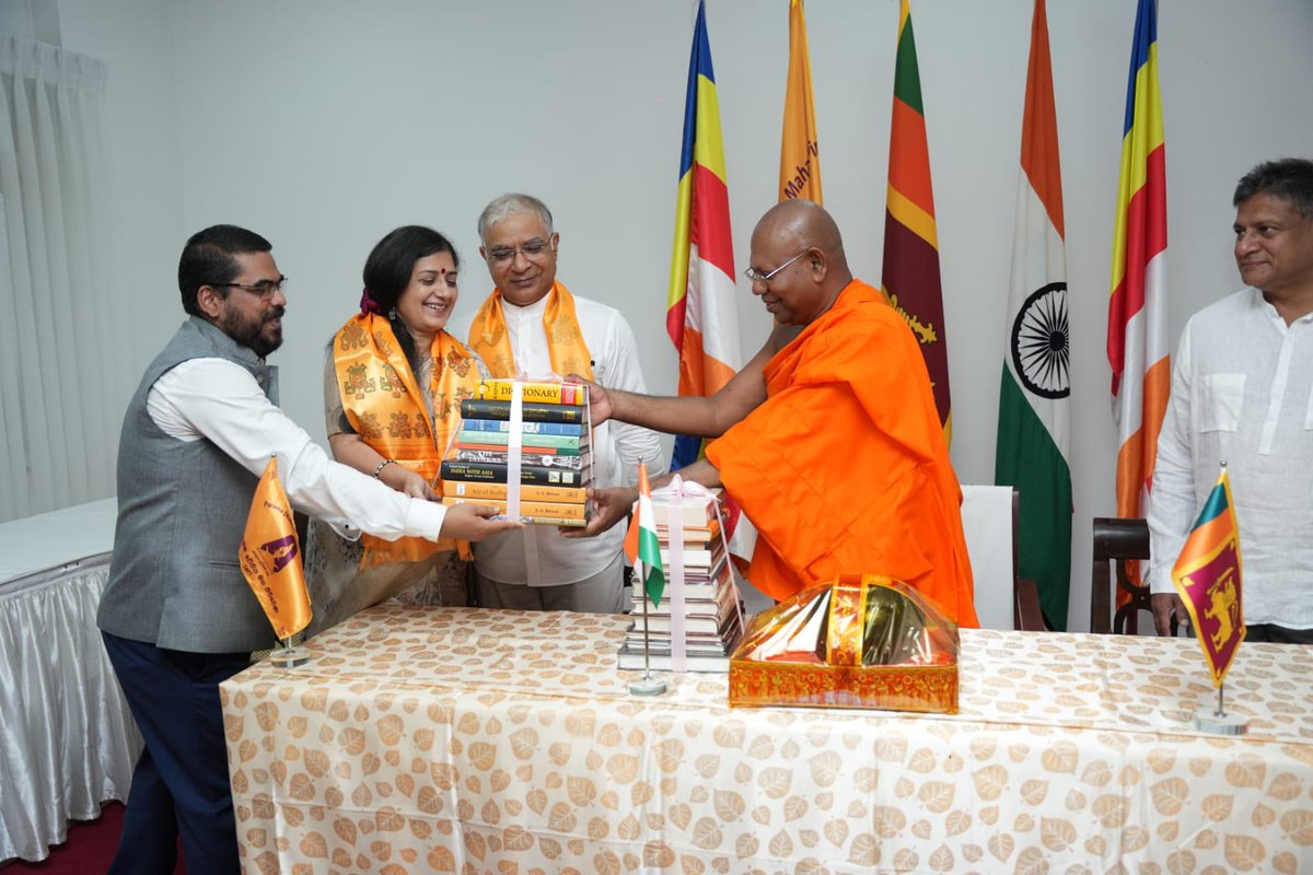 Commemorating the Bak Full Moon Poya Day, High Commissioner @santjha and Chief Incumbent of Parama Dhamma Chethiya Pirivena Ven. Dr. Maitipe Wimalasara Maha Thera inaugurated an exhibition on 🇮🇳's Buddhist heritage at the Pirivena. Books on Buddhism & India were also donated.