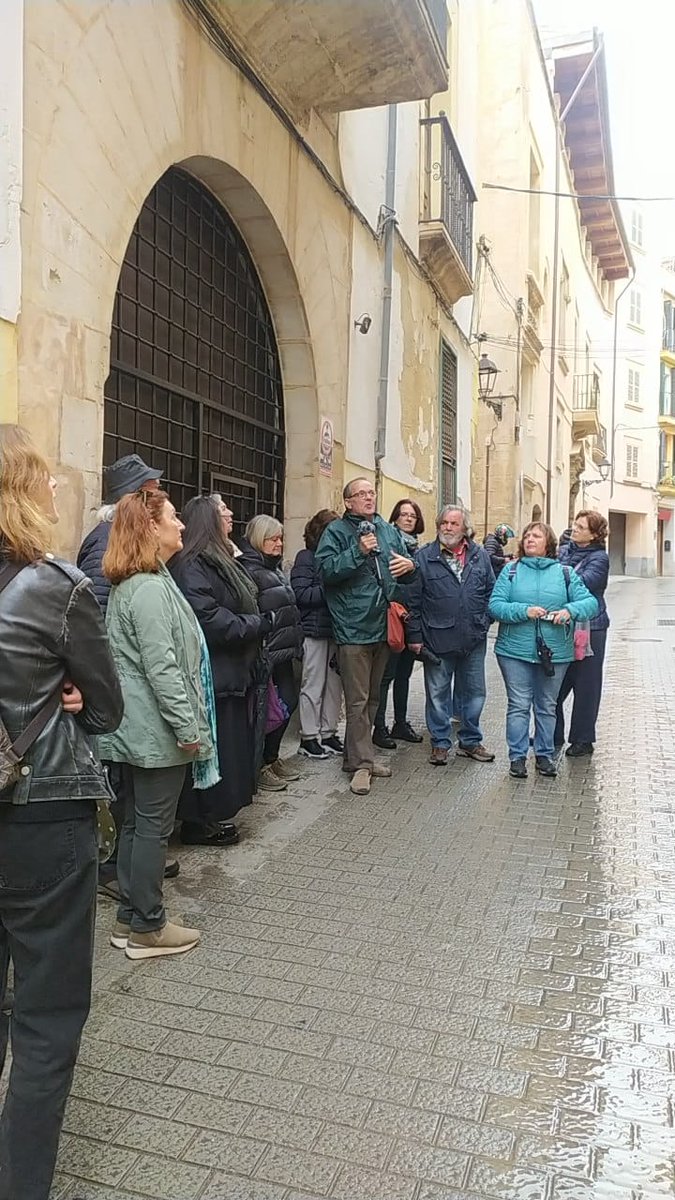 Ens hem abrigat i hem sortit a recórrer la 'Palma en vers' amb <a href="/mallauger/">Miquel Àngel Llauger</a> 📙📷 per encetar aquest #SantJordi2024! 

Avui, durant tot el dia, més activitats a Ciutat i a l'<a href="/EspaiMallorca/">Espai Mallorca</a>: mallorcaliteraria.cat/ca/agenda/1