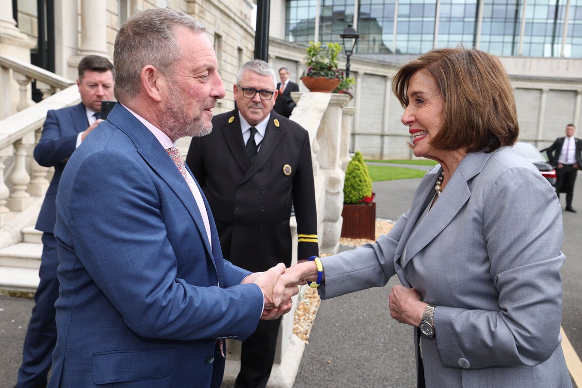 Today, Cathaoirleach of Seanad Éireann, Senator Jerry Buttimer, held a courtesy call with Nancy Pelosi, former Speaker of the United States House of Representatives, pictured here signing the Seanad Distinguished Visitors’ Book. #SeeForYourself 🇮🇪🇺🇸 📸 - flic.kr/s/aHBqjBnvi3