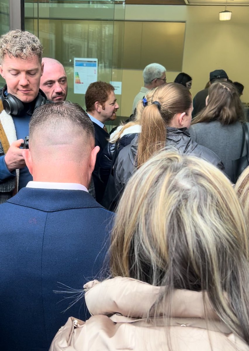 #TommyRobinsonTrial Public gallery is full. I got the last seat. Waiting for the judge to give his decision. Yesterday it was clearly established that there was no lawful order to arrest @TRobinsonNewEra Terrorists committing multiple offences have had their cases dismissed on