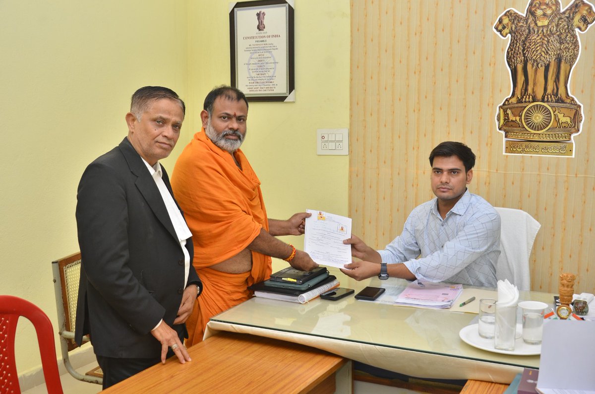 Swami Paripoornananda filed nomination for Hindupuram Assembly Constituency from Andhra Pradesh as an Independent against Balakrishna (NDA) 

Surprising !!