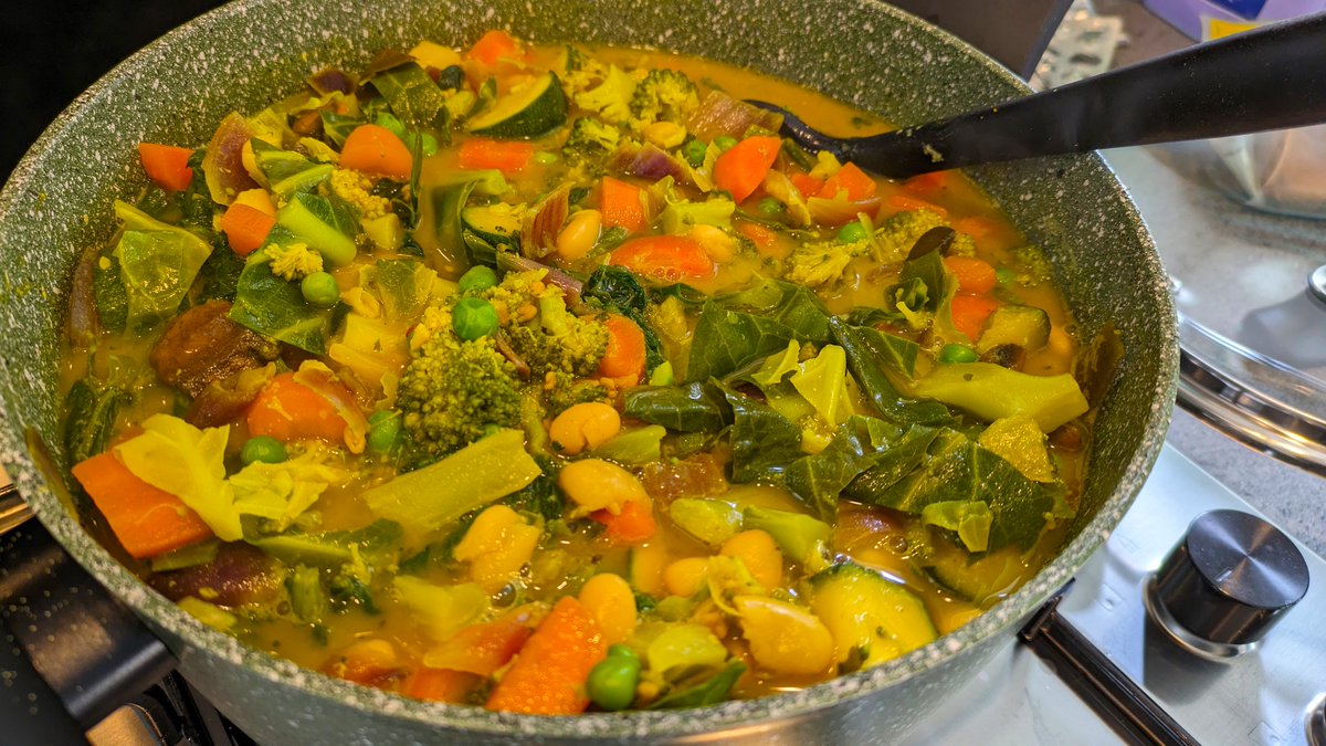 VeganOlive1's tweet photo. A huge batch of #Stoup thanks @HughFW for the recipe. Think I'll get my 5 a day #GoVegan #Crueltyfree.. No one harmed😍😋👌❤️🌻🌱😊
Peas
Courgettes
Spring greens
Carrots
Broccoli
Spinach
Red onion
Garlic https://t.co/hUjbZzZzFI