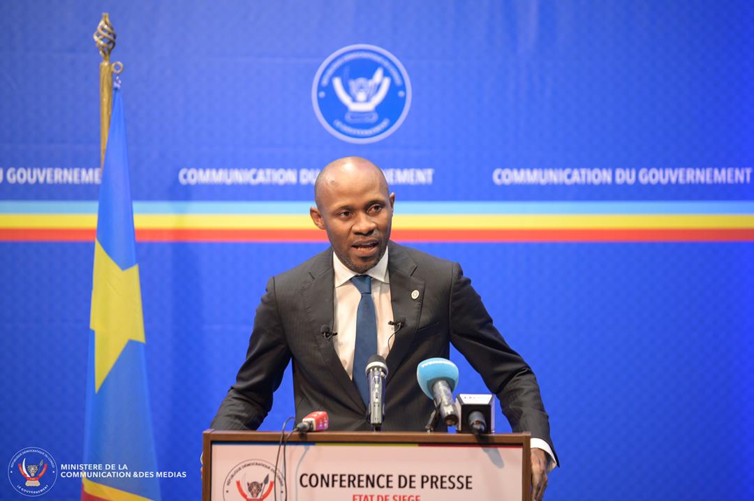 IsralMutombo11's tweet photo. Briefing du Gouvernement @PatrickMuyaya et @nskazadi : 

Arrêtez ces aventures Messieurs les Ministres.Le gouvernement ne défend pas les Voleurs. Le contrat n’a jamais été discuté en Conseil des Ministres pour engager le gouvernement Sama Lukonde. 

Donnez-nous les 239 forages à 297.000 usd par FORAGE et les 2.500 lampadaires à 5.000 USD par lampadaires. S'il vous plaît MESSIEURS LES MINISTRES-DÉPUTÉS qui ont fait la HONTE.