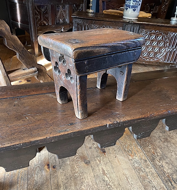 A rare and chunky english oak prayer or kneeling stool. Circa 1600-1620. 

rb.gy/6i811l

#oakstool #antiqueoakstool #antiquestool #antiqueoakfurniture #antique #furniture