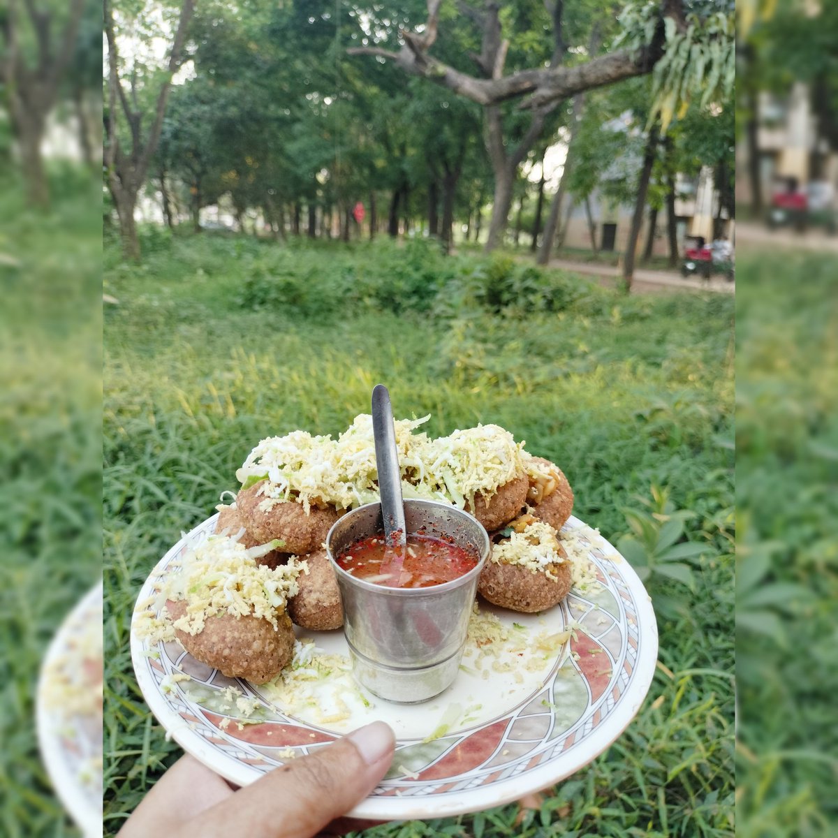 SadiaTaher2499's tweet photo. While going to class at JU, eating fuchka cannot be missed..😋❤️ https://t.co/cIATSYqZQE