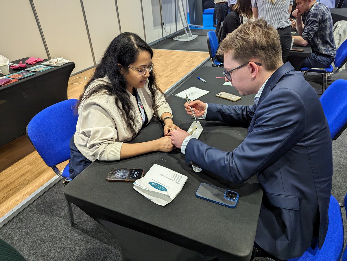 @kwafi and @AndrewNickinson demonstrating end to side anastomosis and patch repair before delegates have a go themselves @RouleauxClub Introduction to Vascular Surgery @CXSymposium #CX24