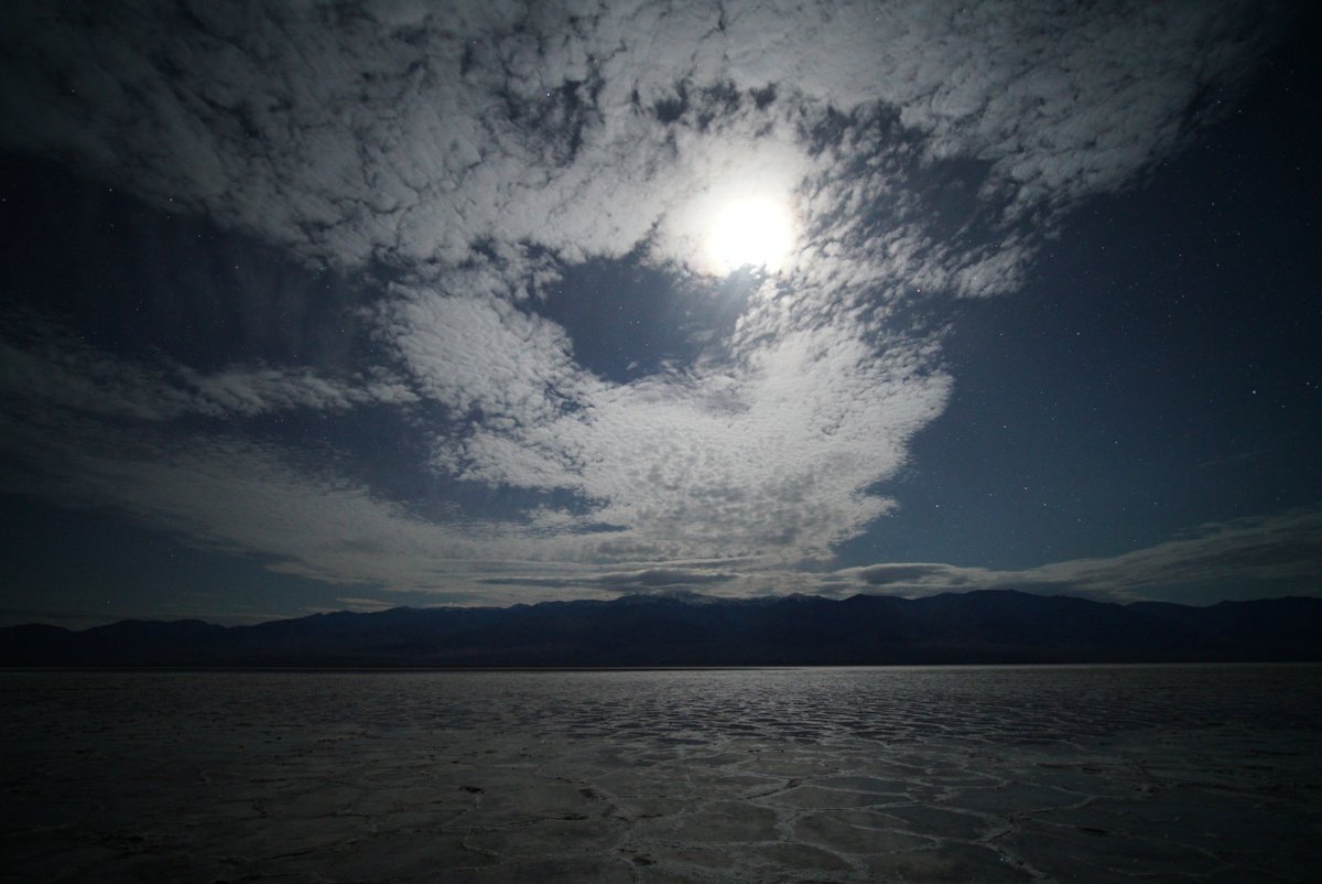CosplayJunco's tweet photo. @atashi00 The 'sun' could be the moon. And the stars are brighter through the clouds because only the brighter stars can be seen through the clouds. Thanks for reminding me I took these at night in death valley, waiting for the moon to set and the milky way core to rise: https://t.co/wsJxM0PWlN