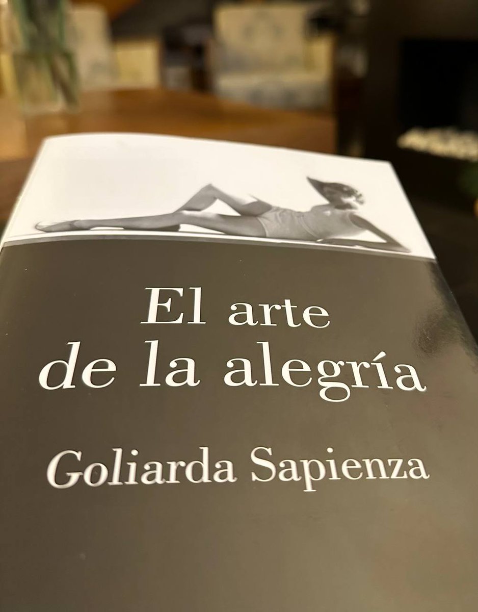 Me lo regaló una gran amiga, una partisana que me da paz y ganas de luchar. Ahora será mi libro de cabecera unos días. Habla de mujeres que se rebelan, que deciden vivir. Todas sufrimos los corsés, todas debemos abrir nuevos marcos. Feliz día del libro #ArribaLasQueLuchan