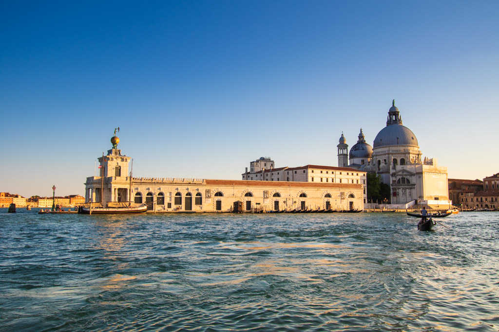 Il sestiere di #dorsoduro a #Venezia è ideale per gli amanti dell'arte e dei suoi musei oltre che per le belle viste dal ponte dell'Accademia su Punta della Dogana. Vi porto a scoprire chicche e curiosità come il murales di #Banksy o il ponte dei pugni: assaggidiviaggio.it/2024/02/cosa-v…